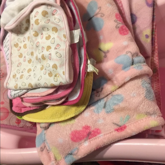 Baby bath tub with 4 soft blankets and 10+bibs - Picture 3 of 3